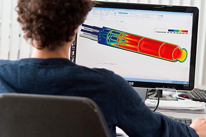 Ein Wissenschaftler arbeitet an einer Simulation am Rechner