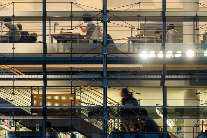 Blick von außen in die Bibliothek