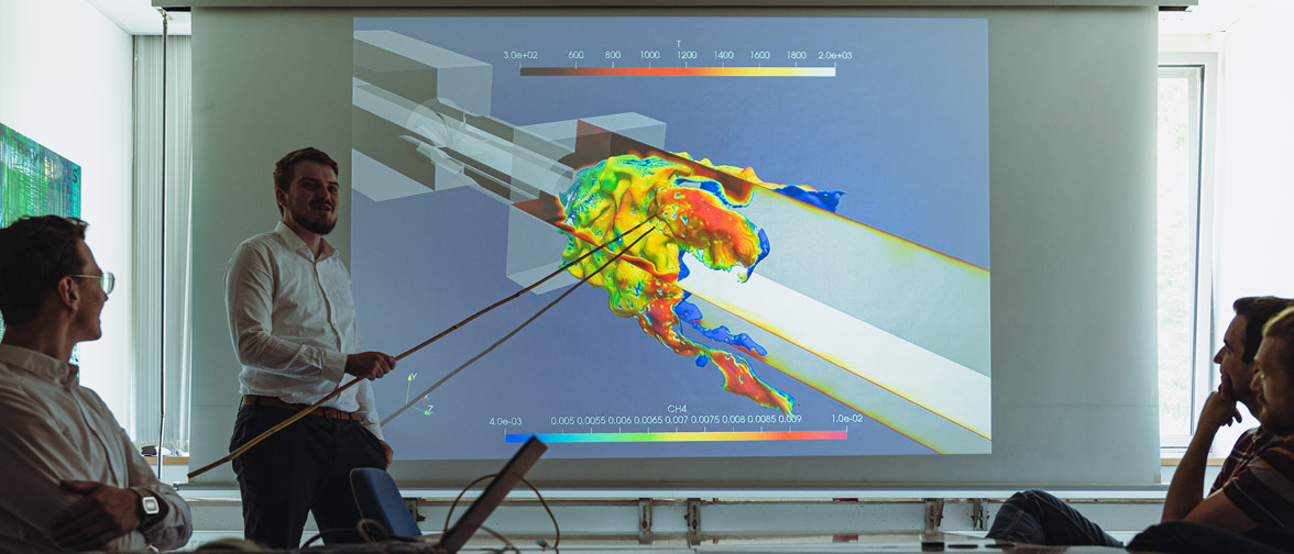 Wissenschaftler diskutieren eine Simulation