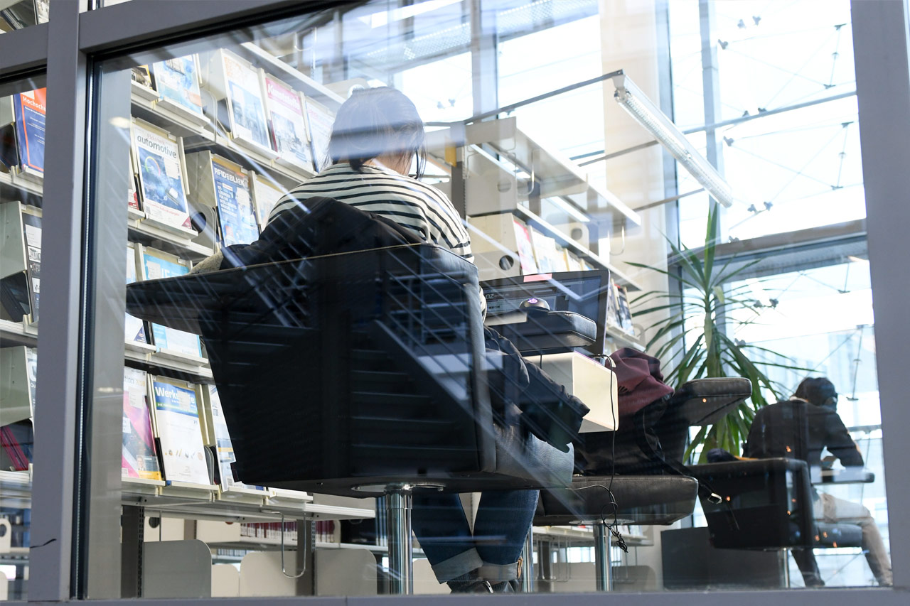 Eine Studentin lernt in der Bibliothek